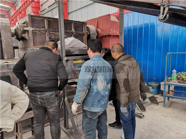 安徽客戶現(xiàn)場(chǎng)參觀試機(jī)金屬粉碎機(jī)