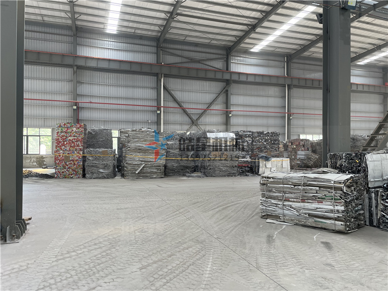 <a href='http://m.greeniq-systems.com/1/54.html' target='_blank'><span>廢鋁粉碎機(jī)</span></a>作業(yè)現(xiàn)場(chǎng)