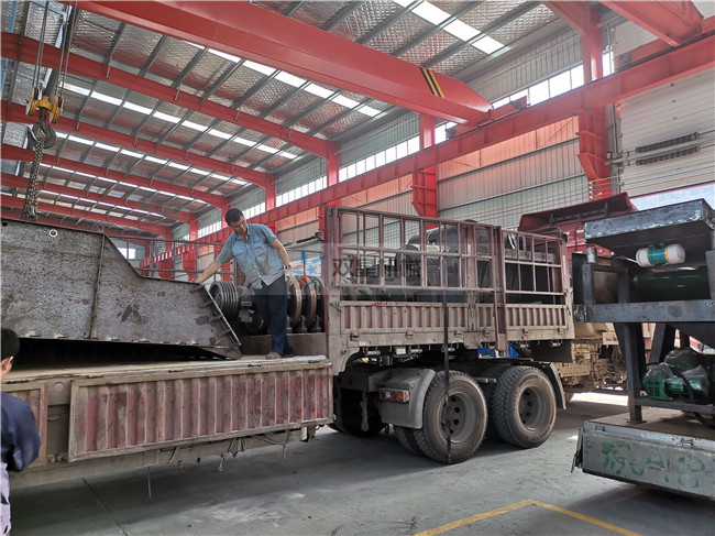 一臺(tái)操作方便成本低的金屬加工設(shè)備廢鋼破碎機(jī)