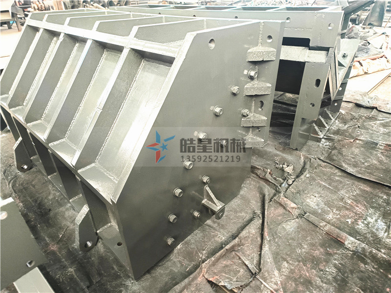 金屬粉碎機(jī)錘頭、篩板、破碎腔體生產(chǎn)組裝現(xiàn)場(chǎng)