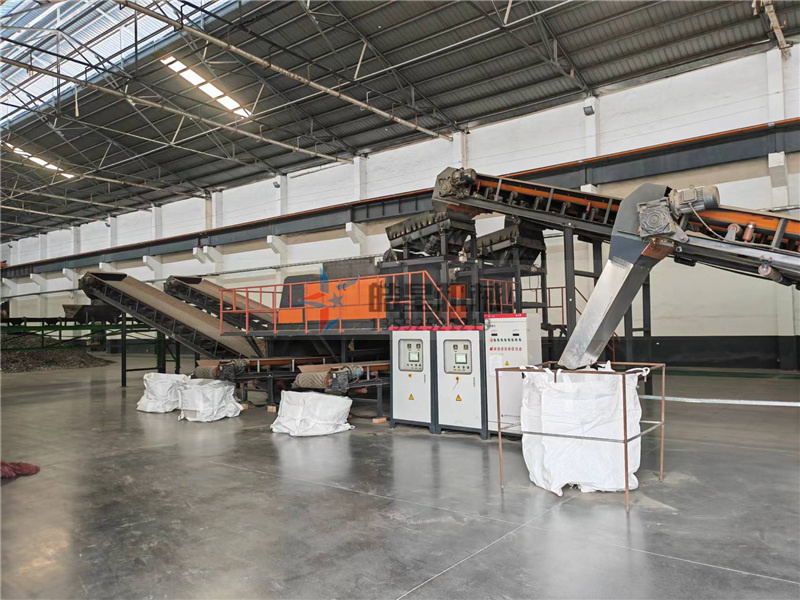 金屬粉碎機(jī)產(chǎn)量大小和粉碎機(jī)的生產(chǎn)效率是密切相關(guān)的，如果遇到金屬粉碎機(jī)出料慢就會導(dǎo)致產(chǎn)量下降，影響生產(chǎn)效率。