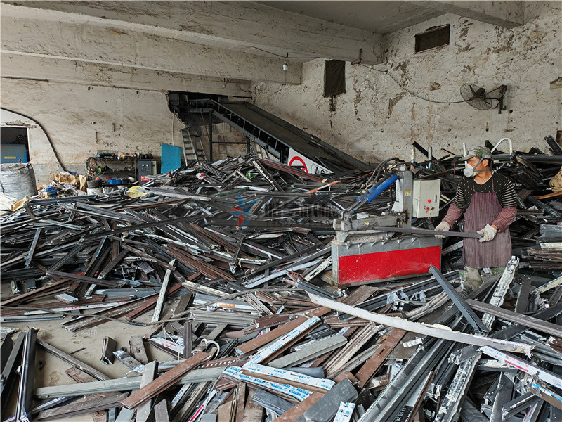 廢鋁粉碎機(jī)斷橋鋁粉碎機(jī)設(shè)備作業(yè)現(xiàn)場拍攝